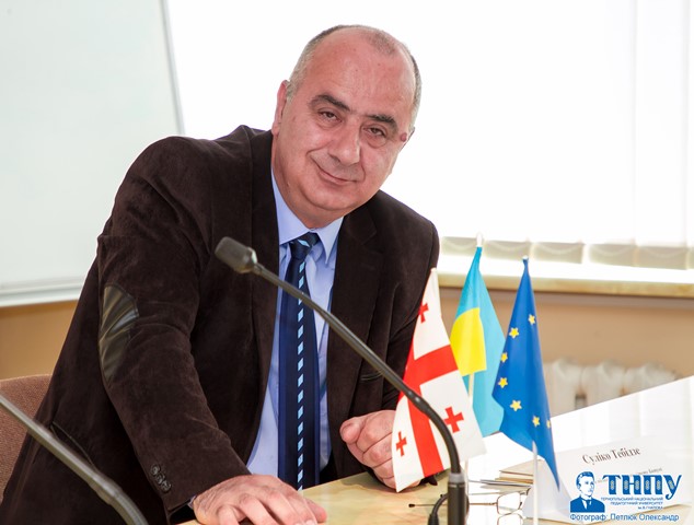 Міський голова Батумі Суліко Тебідзе на обговоренні питань круглого столу